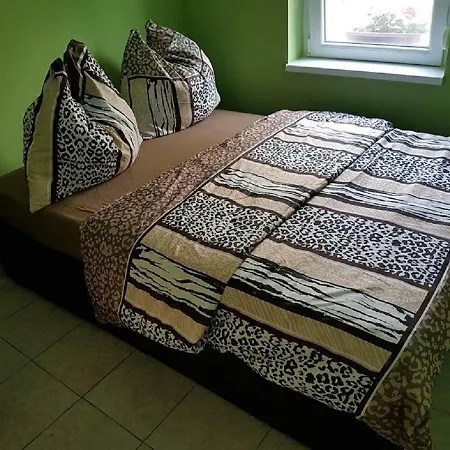 Tom Apartmans 1 *